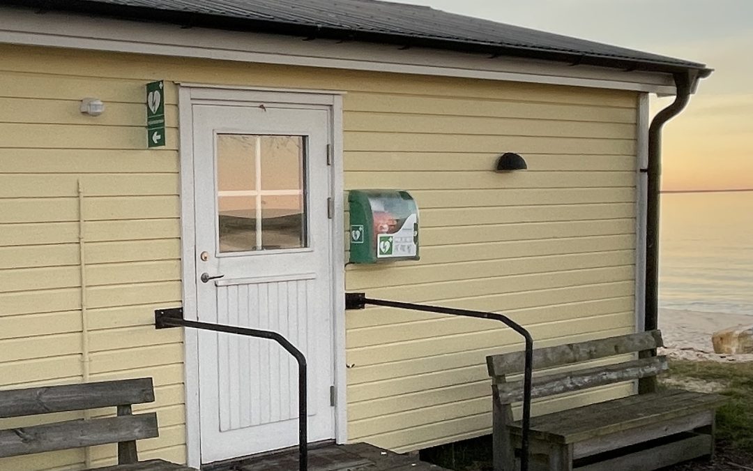 Hjärtstartaren finns nu på väggen UTANFÖR Postahuset!
